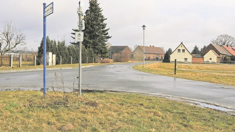 Bis zu diesem Punkt an der sogenannten „Ziegenpadurze“ soll die Alte Muskauer Straße in Daubitz ab April grundhaft endlich ausgebaut werden.