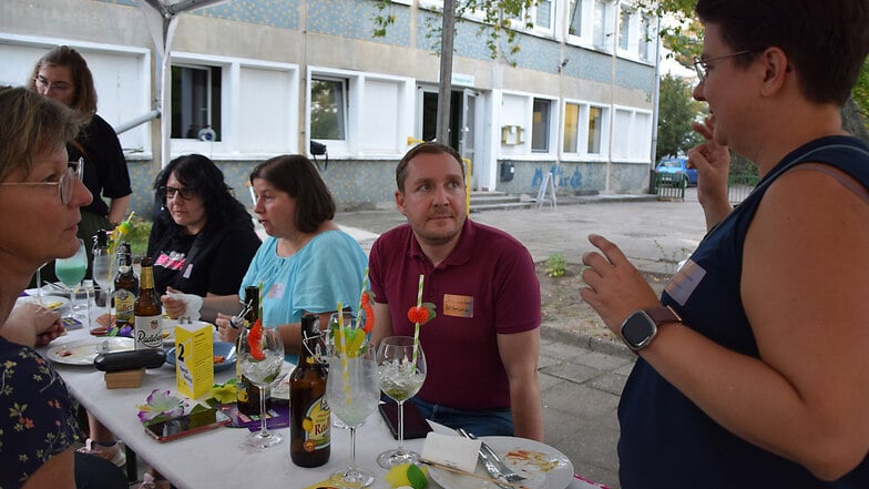 Teilnehmer des Treffens diskutieren die Demokratie-Arbeit in Hoyerswerda.