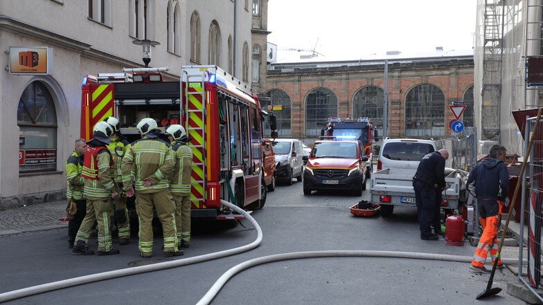 Wegen einer Gashavarie war die Feuerwehr auf der Wachsbleichstraße nahe dem Bahnhof Mitte im Einsatz.