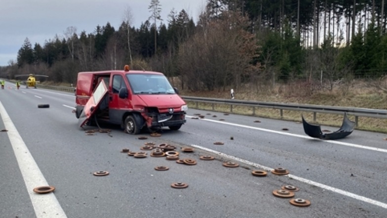 Auf der A72 bei Zwickau verursachte ein Reifenplatzer am Montag einen Unfall.