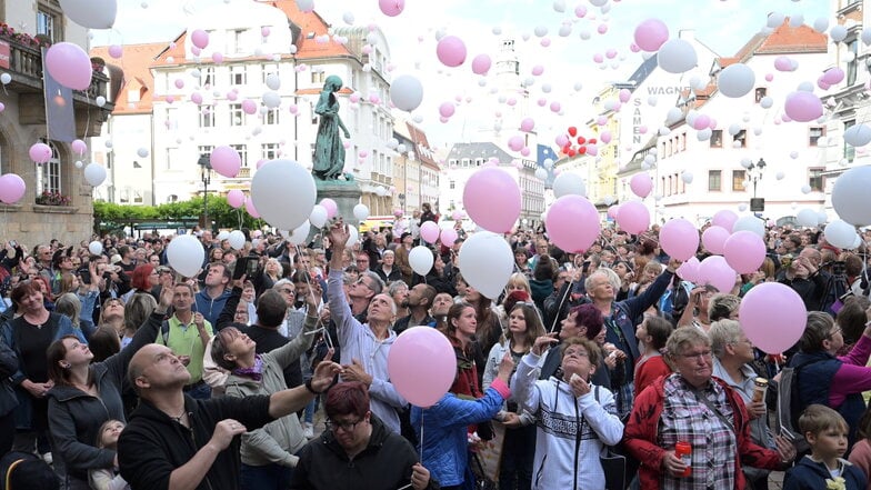 900 Luftballons hatten die Döbelner Stadtwerke mit Helium gefüllt.
