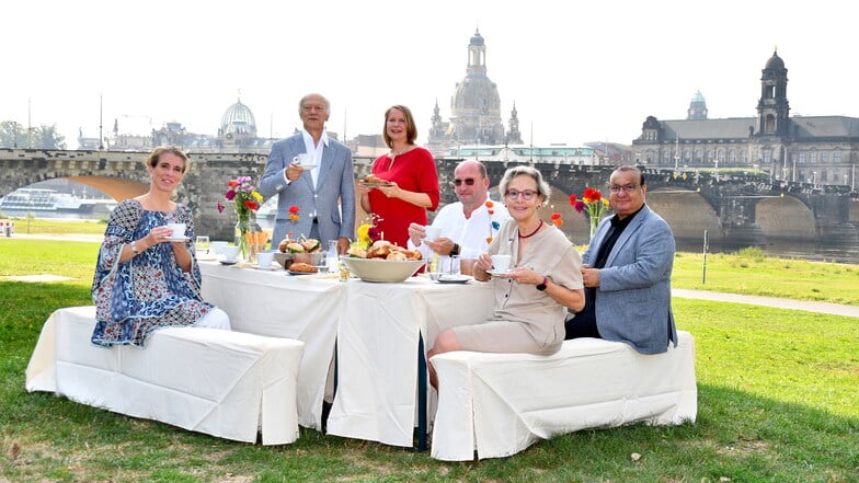 Initiatoren, Gastgeber und Unterstützer des Gastmahles werben für ihre Aktion auf den Elbwiesen in Dresden mit Canalettoblick: Maria Noth, Gerhard Ehninger, Eva Sturm, Ronald Zenker, Raafat Saeed und Ursula Staudinger (v.l.).