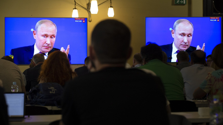 Wladimir Putin ist auf einem Bildschirm zu sehen, während er bei seinem jährlichen TV-Auftritt in der Sendung "Direkter Draht" Fragen von Zuschauern beantwortet.