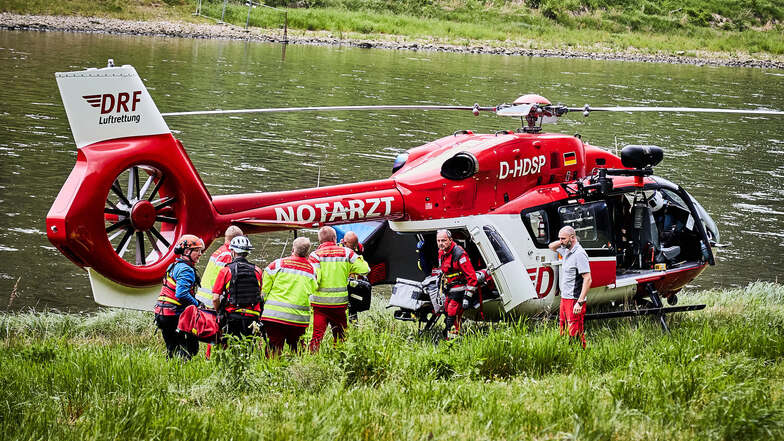 Der Rettungshubschrauber landete auf den Elbwiesen. Die Verletzte wurde nach Dresden geflogen.