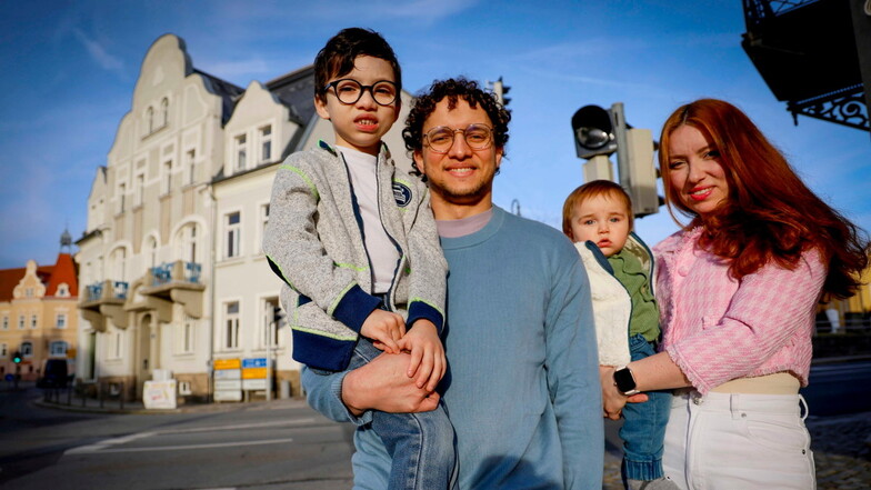 Rafael Guilardi Valadares Araujo mit seinen Kindern  Dylan, D'Lucca und Frau Tailine. Der Brasilianer arbeitet in der Vamed-Klinik in Pulsnitz. Anfangs wohnte er in einer Werkswohnung. Das zweite Kind ist hier geboren.