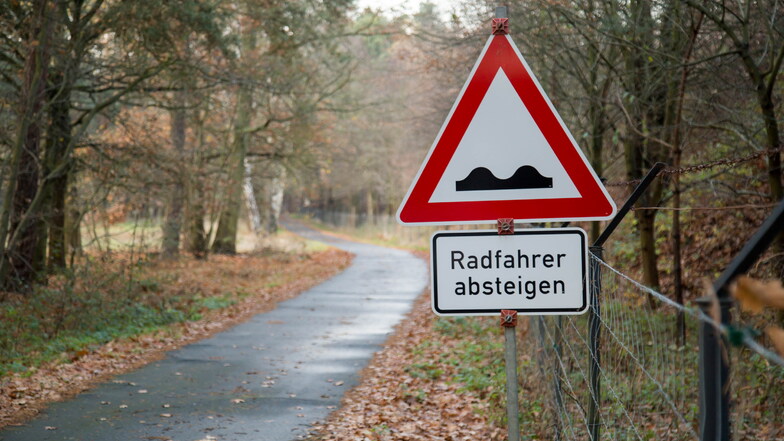 Nördlich von Rothenburg ist der Oder-Neiße-Radweg so stark beschädigt, dass er umfangreich saniert werden muss. Hier heißt es sogar: Radfahrer absteigen!