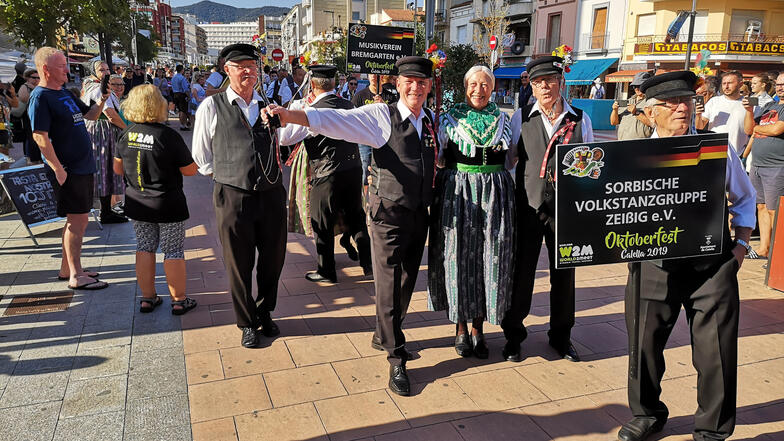 Etwa 15 Gruppen von Tänzern und Musikern gestalten am Sonnabend, den 28.9.2019 im Urlauberort Calella an der spanischen Costa Brava den Festumzug durch die Straßen und Gassen der Stadt mit.