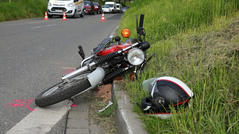 Bei einem Unfall zwischen einem Auto und einem Moped in Dresden wurde ein Simson-Fahrer verletzt.