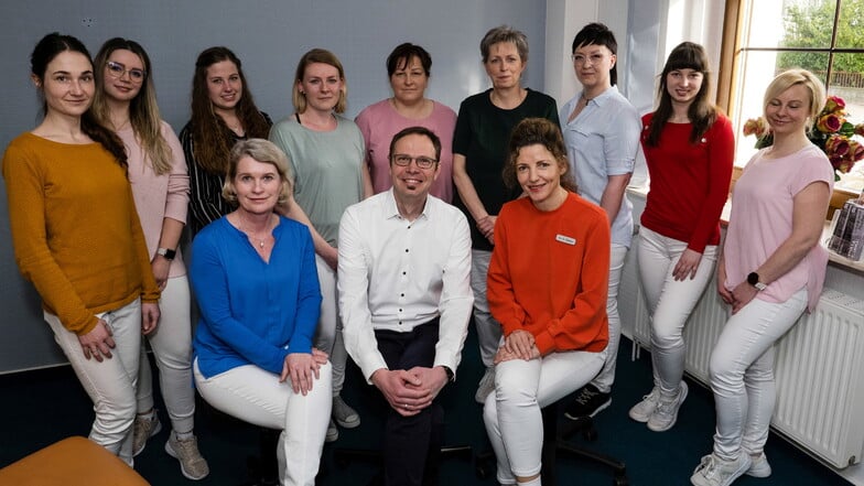 Praxisteam der Augen-Gemeinschaftspraxis von Annett Schömann (sitzend links) und Grit Huber (sitzend rechts) ist mächtig gewachsen.