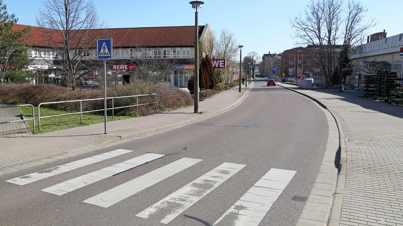 Die Kurt-Schlosser-Straße in Riesa ist derzeit gesperrt, die Kanalisation wird erneuert.