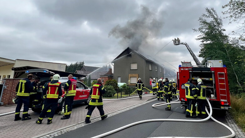 Die Feuerwehr bei den Löscharbeiten Anfang Juli in Trebendorf.