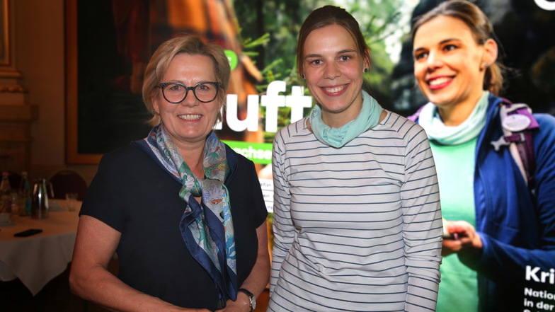 Ministerin Barbara Klepsch (li.) und Kristin Arnold aus der Sächsischen Schweiz. Die Gästeführerin ist das Gesicht einer Werbekampagne.
