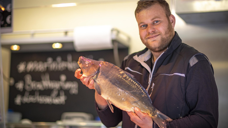 Darf es ein Karpfen sein? Kevin Hentschel hat vorigen Freitag auf Riesas Wochenmarkt Fische verkauft. Am Jahresende ist Fisch traditionell gefragt.
