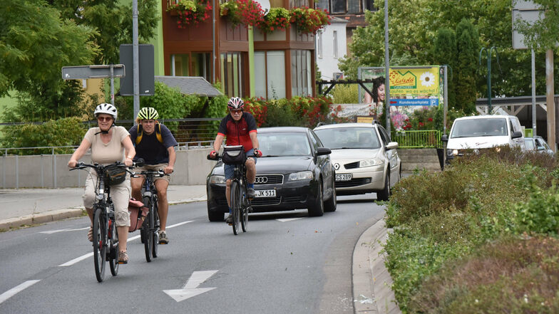 Sonja Schmidt, Uwe Weigel und Hans-Gunther Müller bewerten die Mittelinsel am Neumarkt als schlimmste Gefahr für Freitals Radfahrer.