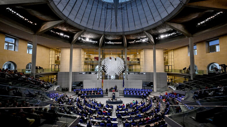 Der Bundestag hat am Freitag eine Ausnahme der Schuldenbremse für das Haushaltsjahr 2023 beschlossen.
