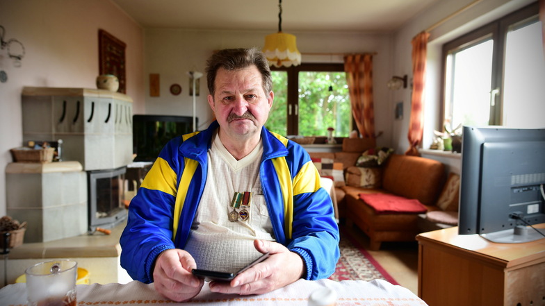 Der Ukrainer Anatolii Nechyporenko lebt jetzt in Berthelsdorf bei Familie Wietzorrek. Stolz trägt er zwei Orden, die er von der ukrainischen Armee erhalten hat.