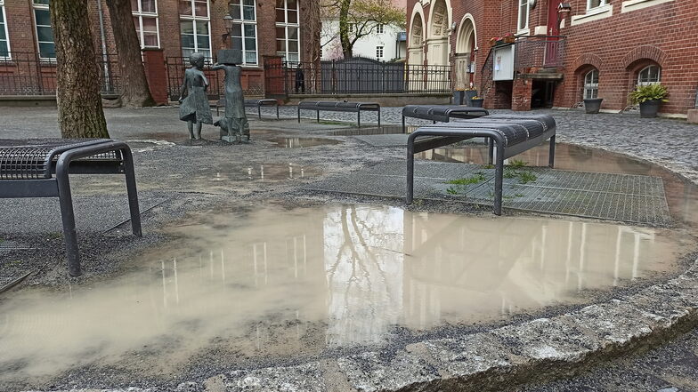 So sieht der Schulhof der Grundschule Innenstadt am Fischmarkt in Görlitz nach Regenfällen aus. Nun soll sich das Bild wandeln.