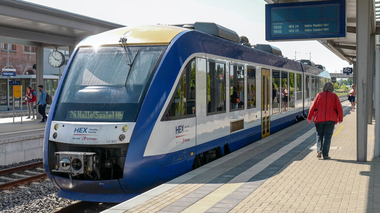 So könnten die neuen Transdev-Züge in Sachsen aussehen. Ein Zug des Unternehmens Transdev Sachsen-Anhalt GmbH, HEX (HarzElbeExpress), steht zur Abfahrt nach Halle bereit.