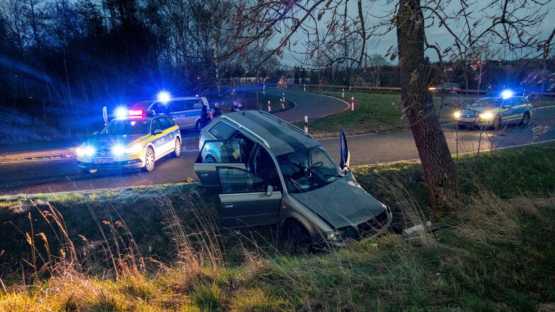 Ein Audi ist nach einer Verfolgungsjagd mit der Polizei an der B 169 in Döbeln aus der Kurve geflogen und an einem Baum gelandet.