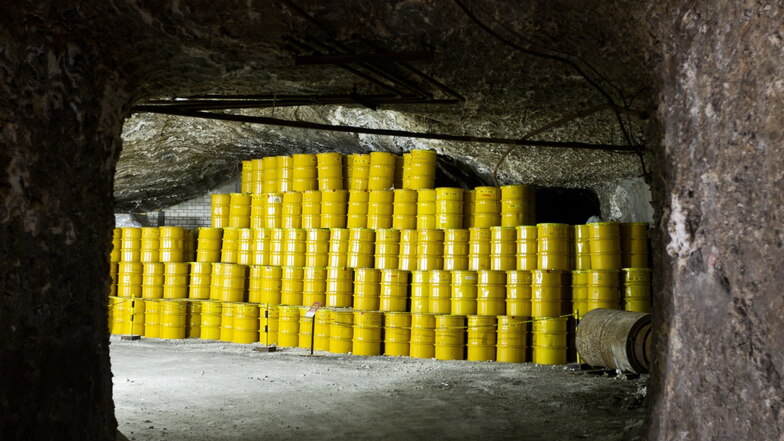 Gelbe Fässer für Atommüll stehen in einem Endlager (Archivbild). Eine Online-Diskussion zur Endlagersuche zieht derzeit Kritik nach sich.