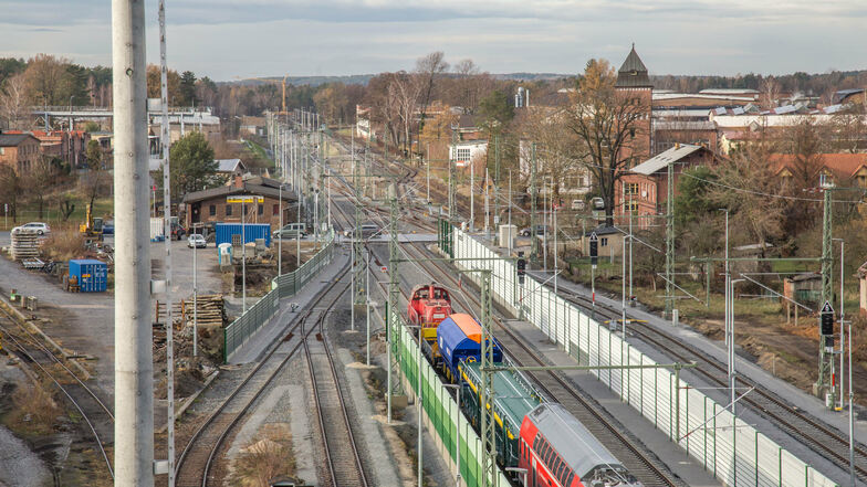 Auch das Streckennetz am Nieskyer Bahnhof wurde in den vergangenen Jahren elektrifiziert. Ab Ende 2022 werden Bahnfahrer hier dann auf der "digitalen Schiene" unterwegs sein.