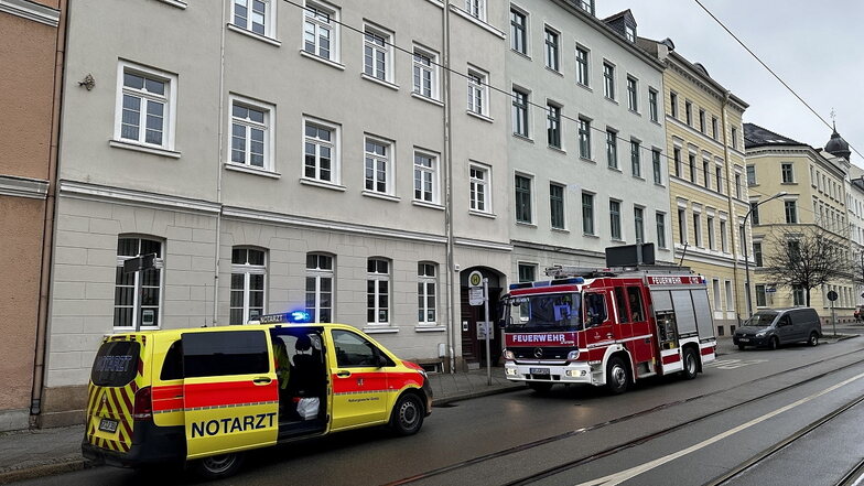 Zu einem tragischen Unfall ist es am Mittwochvormittag in Görlitz gekommen. In einem Hinterhof eines Mehrfamilienhauses auf der Straße Grüner Graben ist eine Frau in einen Schacht gerutscht und verstorben.