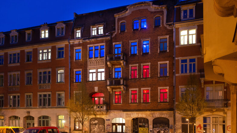 Das Haus in der Lößnitzstraße 19 sieht bewohnt aus, ist es aber nicht: Der Eigentümer will mit den bunten Fenstern Eindringlinge abhalten.