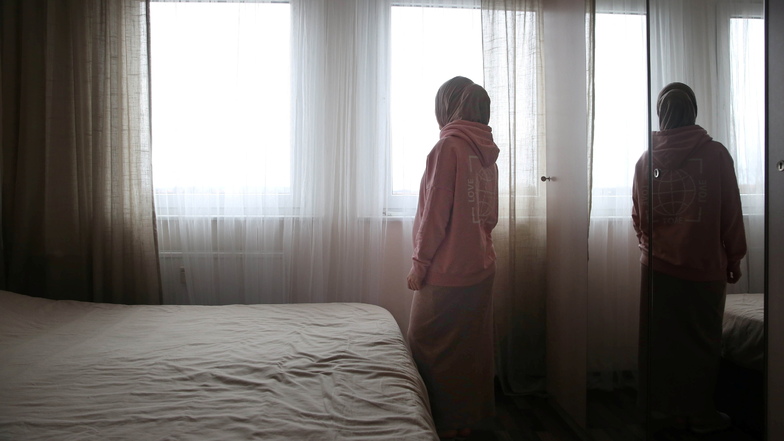 Traurig schaut Petimat Eskerbieva aus dem Fenster ihrer Wohnung in Kamenz. Ihr Mann wurde nach Tschetschenien abgeschoben. Die hochschwangere Frau weiß nicht, wie es jetzt weitergehen soll.