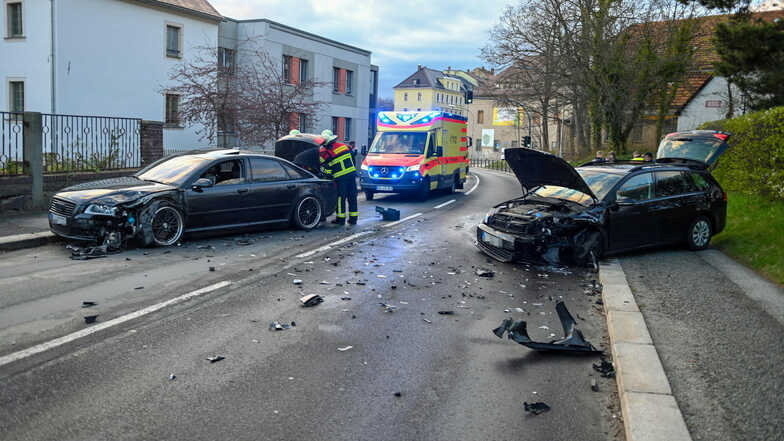 Bei dem Unfall im April 2022 auf der Straße der Jugend in Löbau wurden drei Personen verletzt, darunter ein sechsjähriges Mädchen.