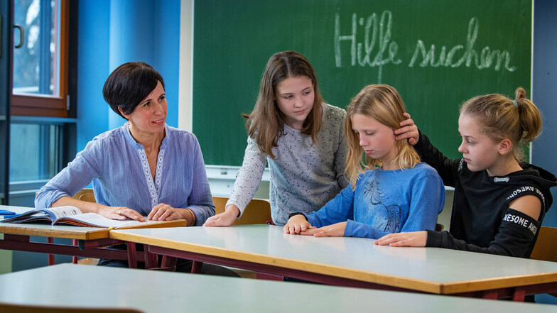 Sei nicht traurig! Vivien, Helena und Lucy lernen am Johanneum in Hoyerswerda. Die christliche Schule leistet sich mit Silvia Scheibe einen Schülercoach. Sie zeigt den Kindern, wie sie mit ihren Sorgen umgehen können.