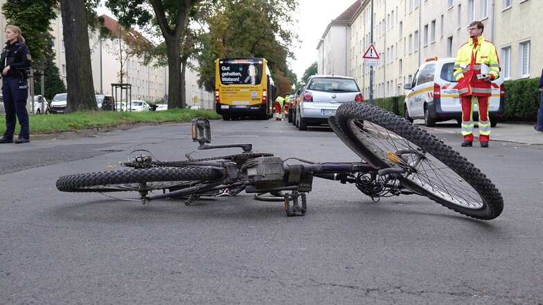 Fahrradunfall: Mann auf "Elektrofahrrad" stößt mit Dresdner Bus zusammen