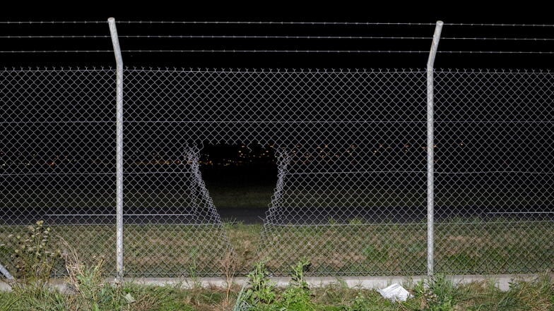 Am Flughafen Leipzig/Halle ist ein Loch in den Zaun geschnitten: Mehrere Aktivisten haben auf dem Rollfeld für mehr Klimaschutz demonstriert.