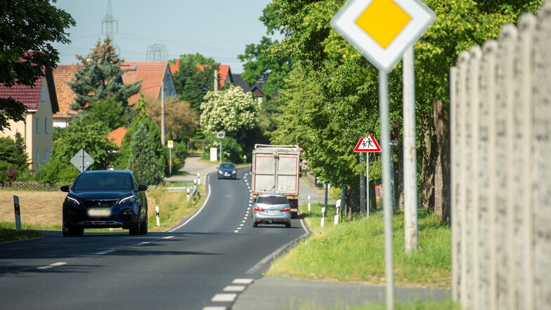 Ein Bild, das sich den Anwohnern der Riesaer Landstraße in Skassa täglich bietet: Fahrzeuge jeglicher Art bewegen sich durch den Ort. Nicht selten viel zu schnell.