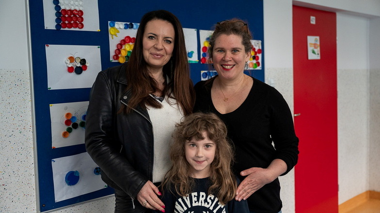 Würden sich freuen, wenn es leichter wird für Görlitzer Kinder, in Zgorzelec zur Schule zu gehen (v. l.): Katarzyna Hübner, Geschäftsführerin der DPFA-Gruppe in Zgorzelec, Toni Rittmannsperger mit ihrer Mutter Sabine Euler.