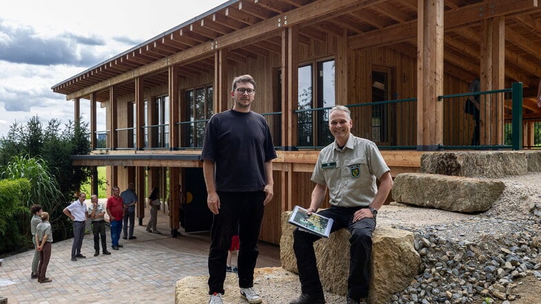 Freuen sich über das neue Walderlebniszentrum: Architekt Tobias Maisch (li.) und Uwe Borrmeister, Leiter der Nationalpark- und Forstverwaltung Sächsische Schweiz.