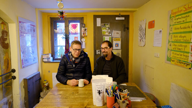 Der Inhaber der Kaffee-Klappe in Meißen, Marcus Tilpe (links), präsentiert Henry Höhne vom Schmalen Haus seinen besonderen Kaffee. Mit einem Teil des Erlöses unterstützt er die Arbeit des Vereins.