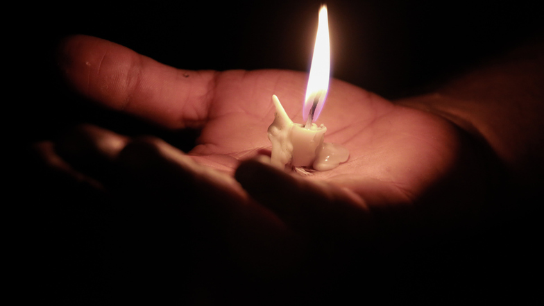 Mit Kerzen wollen Pirnaer Frauen ein Zeichen gegen häusliche Gewalt setzen.