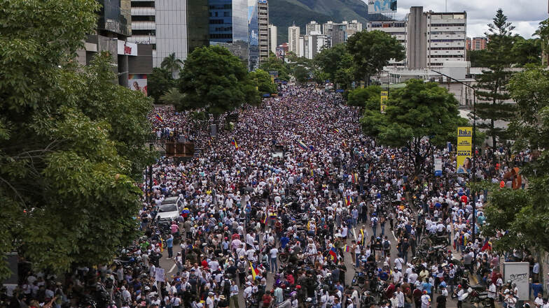 Demonstranten protestieren zwei Tage nach der Präsidentenwahl gegen die Bestätigung der Wiederwahl von Präsident Maduro durch den Nationalen Wahlrat.