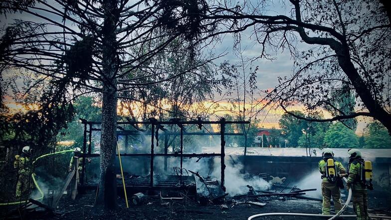 Rauchwolke war weithin zu sehen: Leerstehende Gartenlaube brannte in Dresden