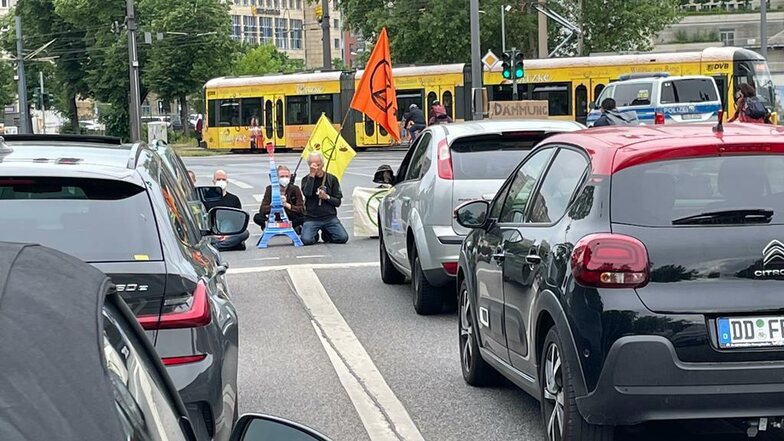 Klima-Demonstranten haben St. Petersburger Straße in Dresden blockiert