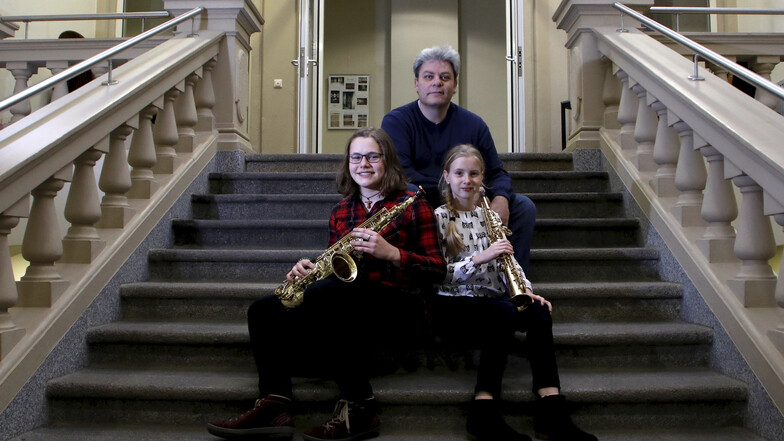 Der Löbauer Saxophon-Lehrer Ragnar Schnitzler mit zwei seiner erfolgreichen Schülerinnen. Die Kreismusikschule erspielt sich bei Wettbewerben immer wieder vordere Plätze.