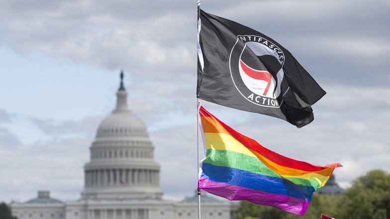 Eine Fahne der Antifa und eine Regenbogenfahne vor dem Kapitol während einer Demonstration für das Ende der Rassendiskriminierung. Trump erwägt nach eigenen Worten, die Antifa-Bewegung in den USA als terroristische Organisation einzustufen.