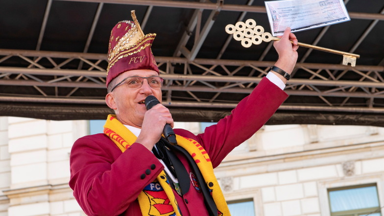 Traditioneller Karnevals-Auftakt in Großenhain am 11.11.: Präsident Dieter Riehmer hat den Rathausschlüssel übernommen und für die Amtsgeschäfte einen Scheck bekommen.
