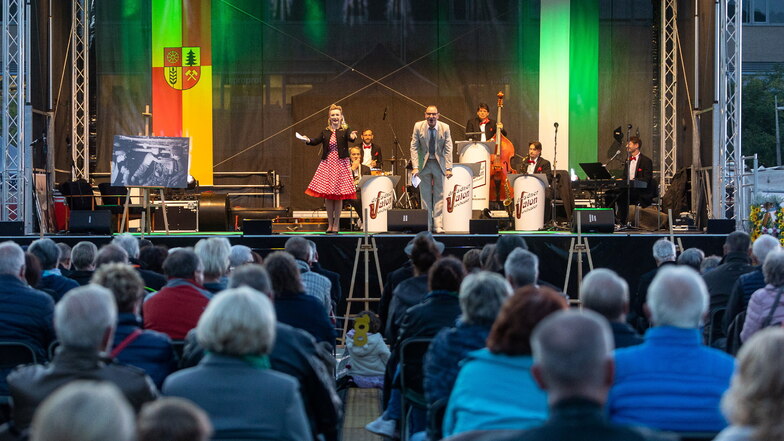 In einer bunten Revue blickten die Spielbühne Freital und das Dresdner Salonorchester, moderiert von der Sängerin Kathy Leen auf 100 Jahre Stadtgeschichte zurück.