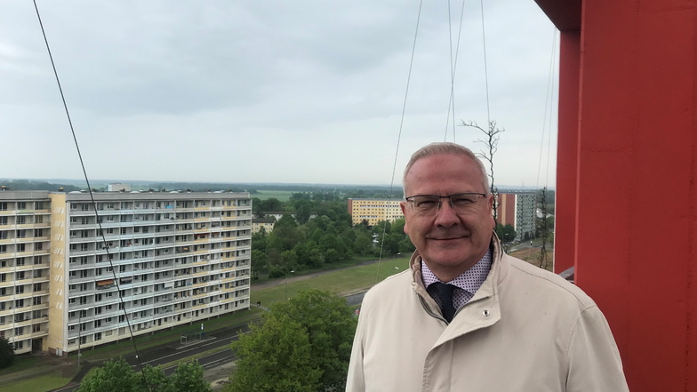 „So grün ist Hoyerswerda“, sagt Oberbürgermeister Torsten Ruban-Zeh. Vom Lausitztower inmitten der Stadt sieht man das besonders gut – aber nicht nur das. Und auch persönlich hat dieser Ort für den heute 60-Jährigen eine besondere Bedeutung.
