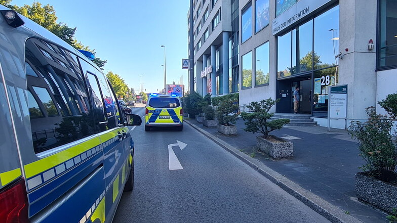 Im Wuppertaler Haus der Integration ist eine Mitarbeiterin der Behörde mit einem Messer schwer verletzt worden.