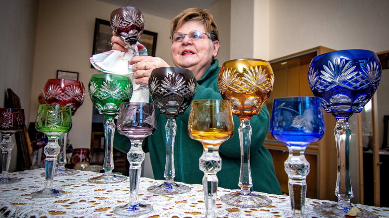 Die Vorsitzende des Schrebitzer Heimatvereins Birgit Müller bereitet schon die neue Sonderausstellung vor. Es geht um Glaskunst.