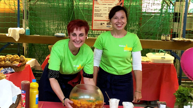 Kerstin Tanneberger (links) und Birgit Bensch (rechts) organisierten gemeinsam die Spenden-Aktion, die vom Hochwasser Betroffenen in Bad Neuenahr helfen soll.