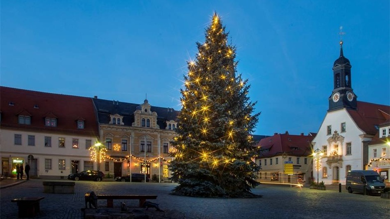 So friedlich sieht der Wilsdruffer Markt wirklich nur zur Weihnachtszeit aus. Neben dem beleuchteten Weihnachtsbaum gibt einen illuminierten Schwibbogen am Rathaus und eine festliche Pyramide.