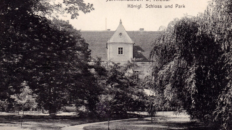 Etwa 100 Jahre lang war der Schlosspark Jahnishausen Privatsache. Noch bis 1945 waren zumindest Teile der Anlage den Besitzern vorbehalten. Auf dem Bild ist der Treppenturm des Schlosses zu sehen.